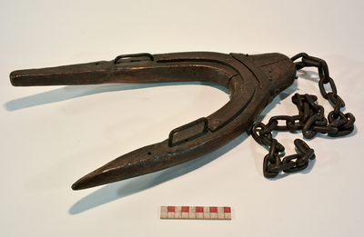 878232 Afbeelding van een hondenhaam (juk) die onder een hondenkar bevestigd kan worden om een trekhond vast te zetten, ...